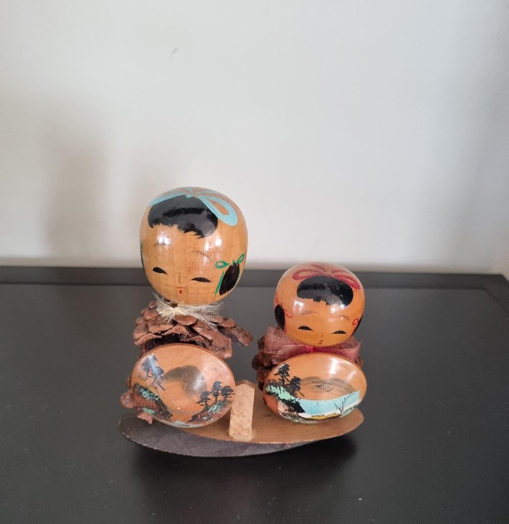 Leuk Dennenappel kokeshi paartje, Antiek en Kunst, Verzenden