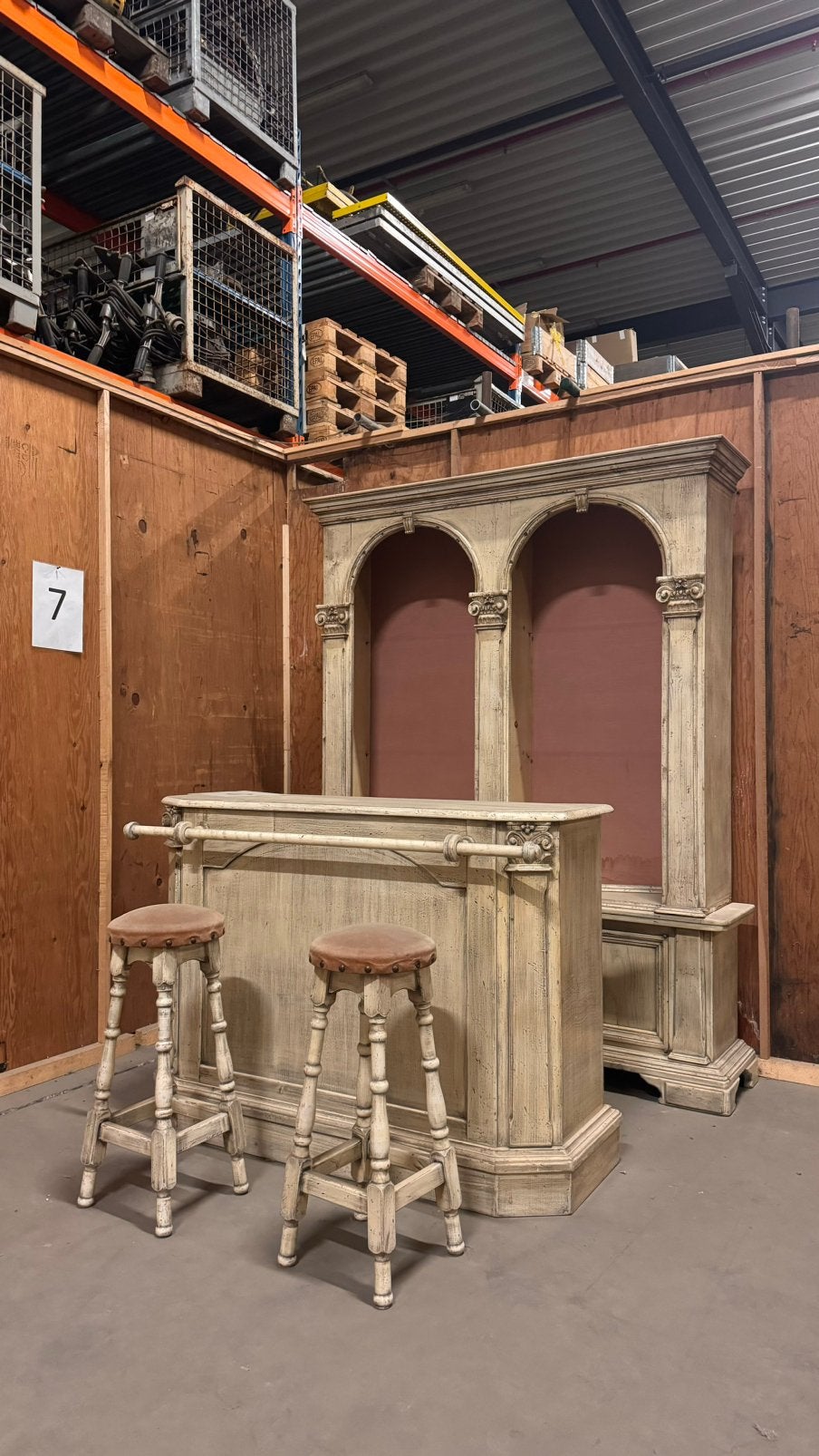 Landelijke bar met achterkast en 2 barkrukken, Ophalen, Gebruikt