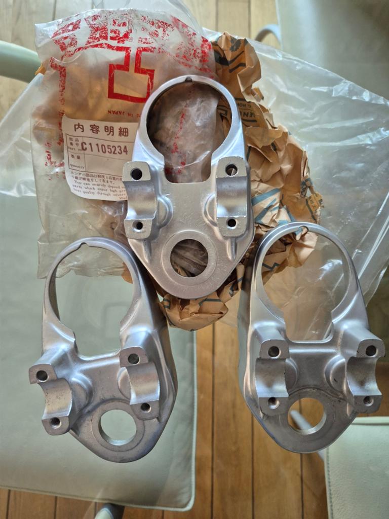 Honda c110 stuurhouder NOS, nog 2x.  Prijs per stuk!!!!!!, Fietsen en Brommers, Brommeronderdelen | Oldtimers, Ophalen of Verzenden