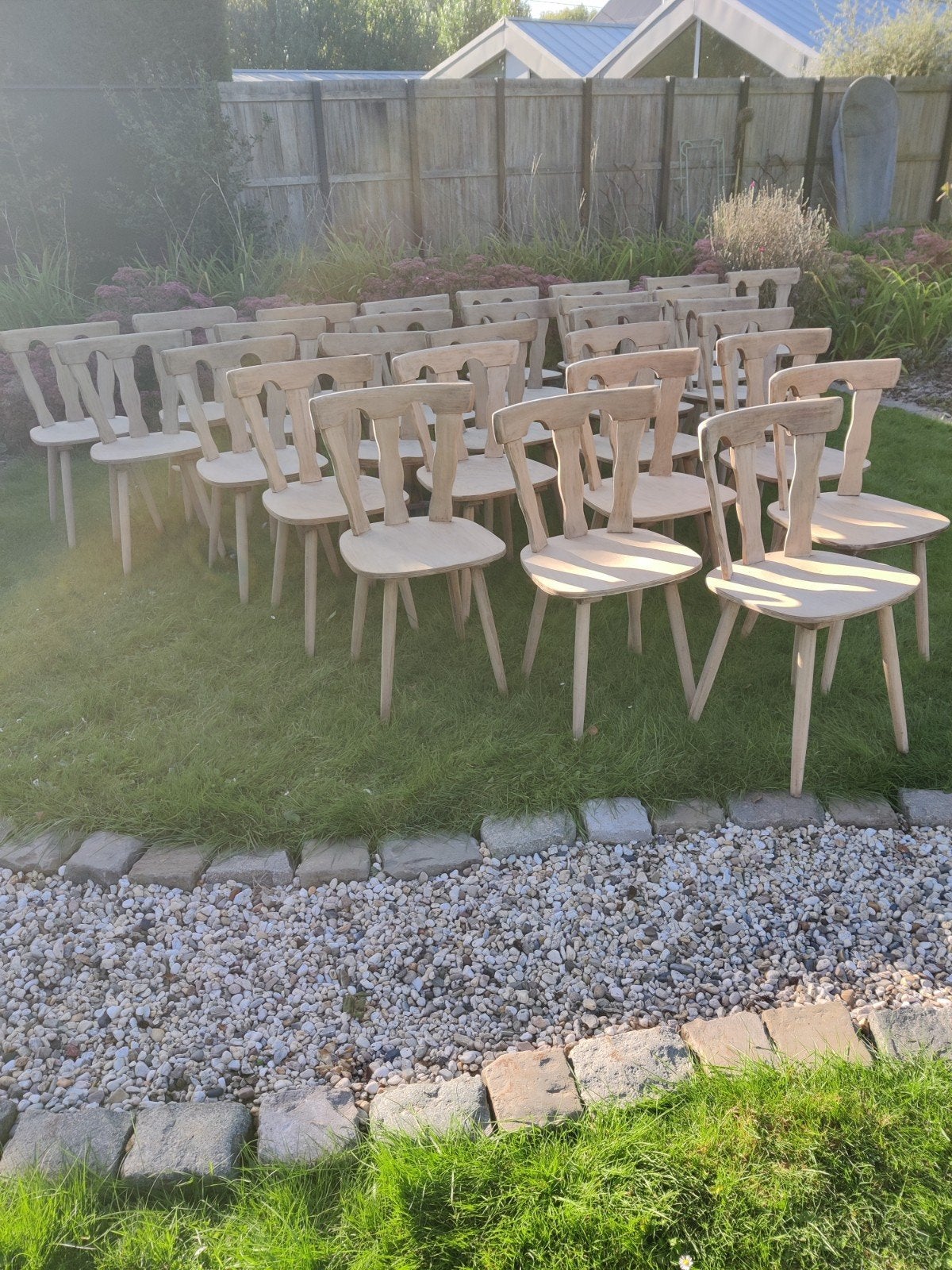 29 chaises de café vintage en bois blanc chacune, Enlèvement