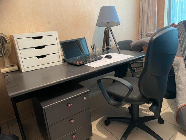 Bureau avec chaises et armoires, Enlèvement, Comme neuf