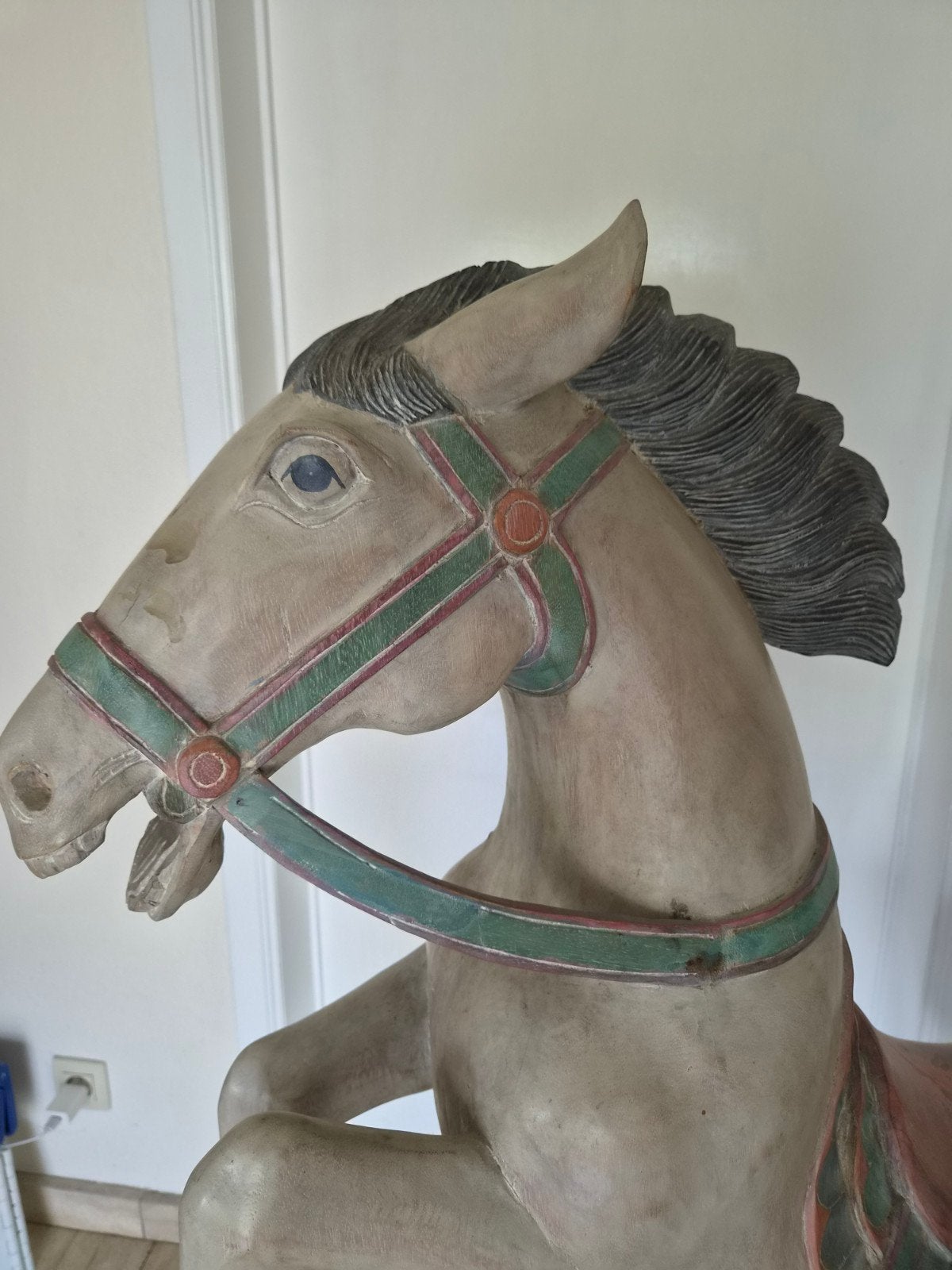 Magnifique Cheval de Manège / Art Forain en Bois - H130cm, Mammifère, Gris, Bois, 1 mètre - 2 mètres