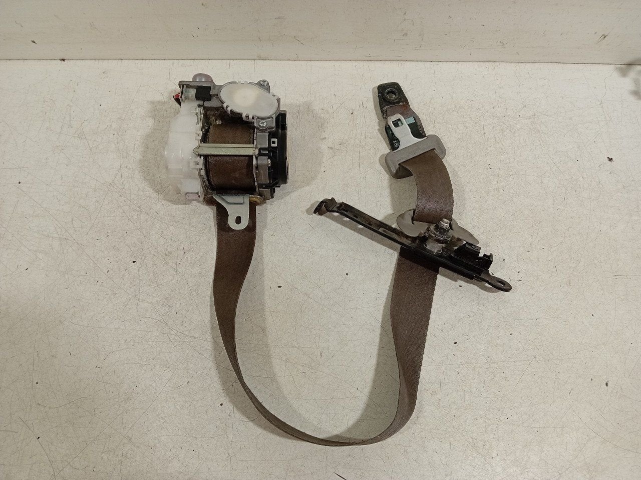 Veiligheidsgordel links voor Lexus GS, Onderdelen@venauto.nl, Van der Ven Autorecycling B.V., Ettenseweg 76, 4706 PB Roosendaal, The Netherlands