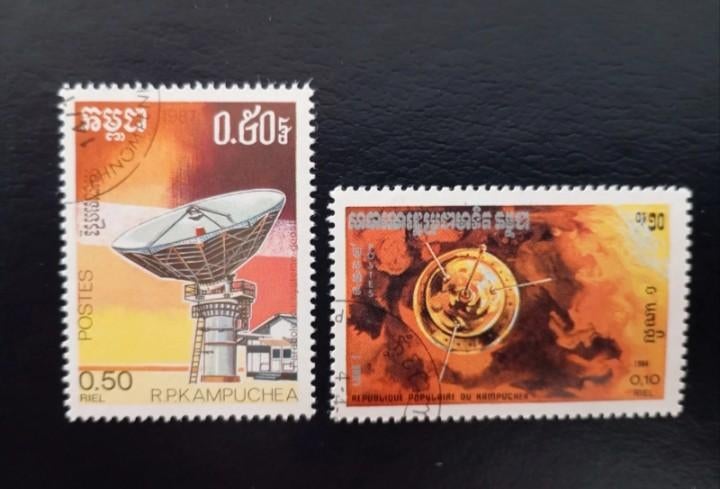 Lot of 2 Kampuchea CTO stamps - space, Postzegels en Munten, Postzegels | Suriname, Verzenden