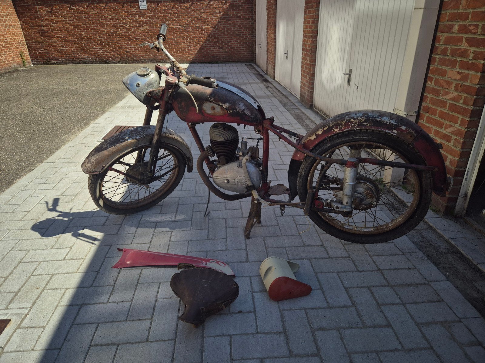 Monet Goyon, Motoren
