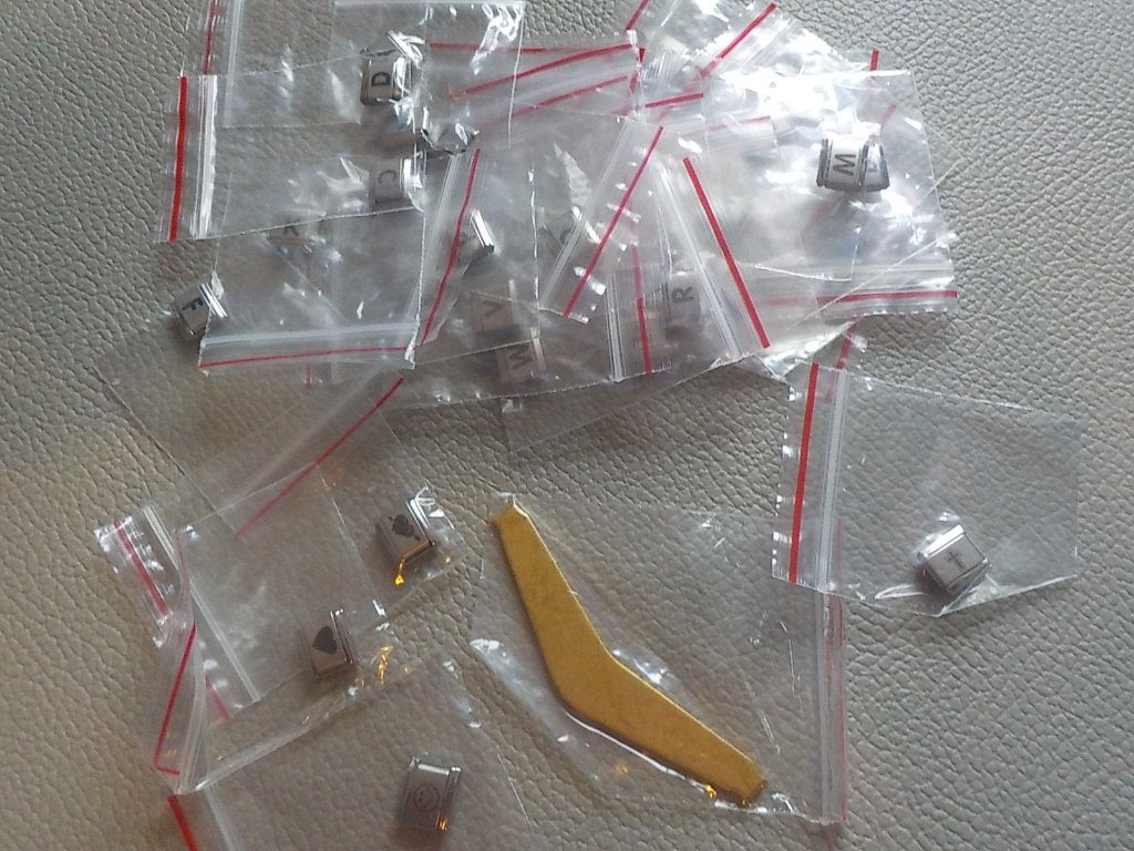 Lot de 30 bracelets à breloques italiens Uberry 9 mm lettres, Bijoux, Sacs & Beauté, Bracelets, Neuf, Enlèvement ou Envoi, Avec bracelets à breloques ou perles