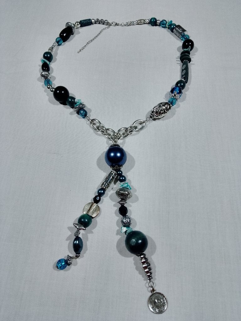 Bohemian Halsketting Met Blauwe Kralen En Siermedaillon, Ophalen of Verzenden, Gebruikt, Blauw, Overige materialen