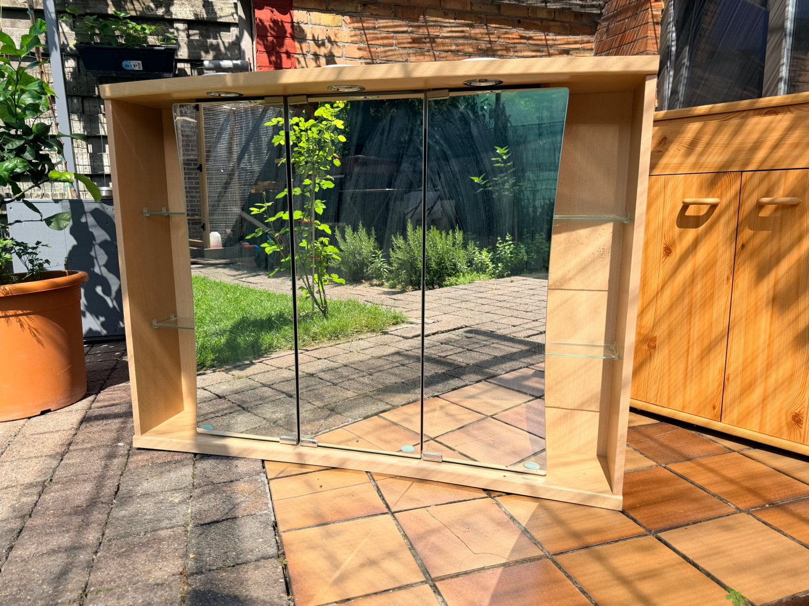 Spiegelkast met verlichting en glazen zijplanken/ licht hout, Huis en Inrichting, Kasten | Dressoirs, Ophalen, Gebruikt