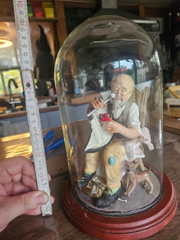 Porseleinen schoenmaker onder glazen stolp 28cm met dieren, Antiek en Kunst, Ophalen of Verzenden