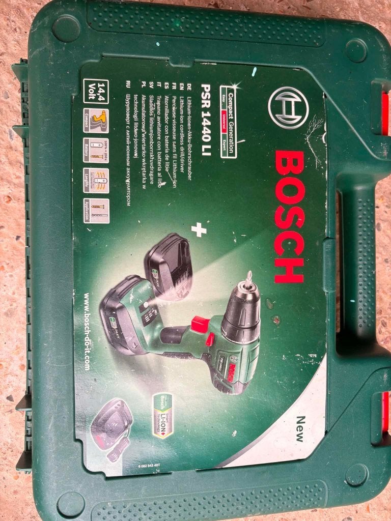 Bosch schroef machine met oplader en twee batterijen, Ophalen, Gebruikt