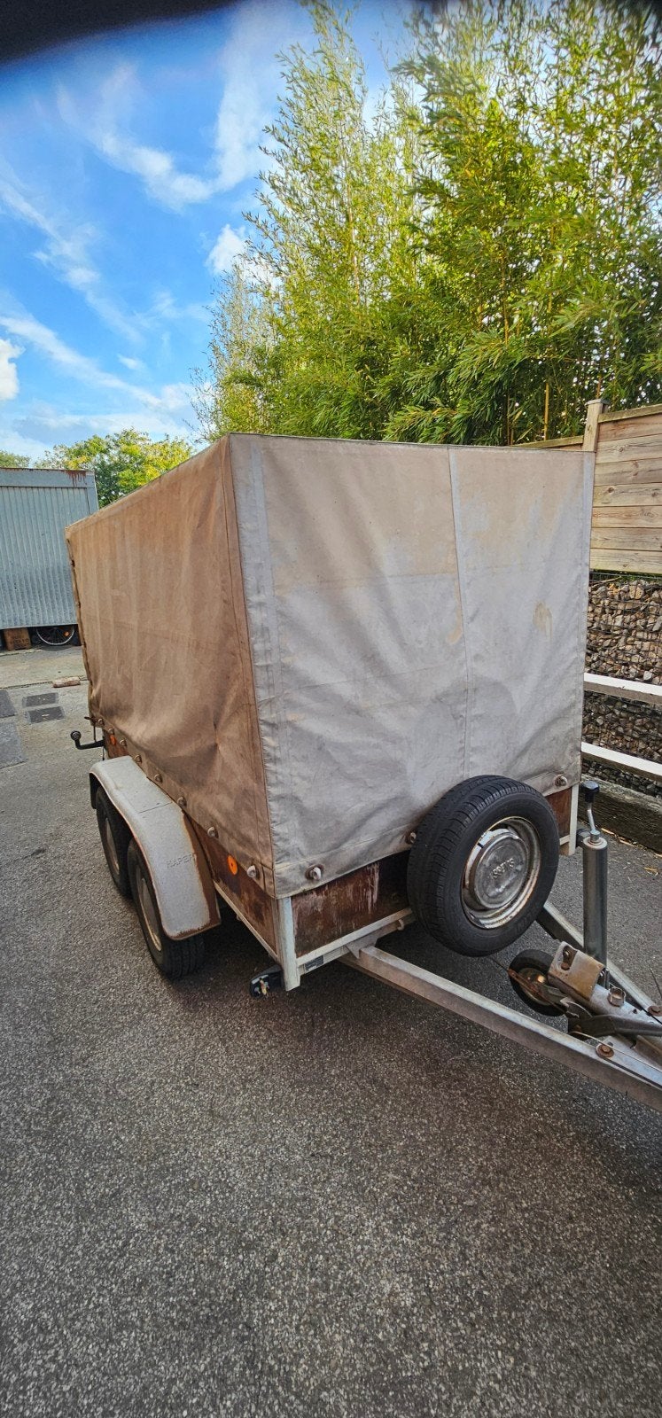 Happert geremde dubbelassige aanhangwagen, Ophalen, Gebruikt