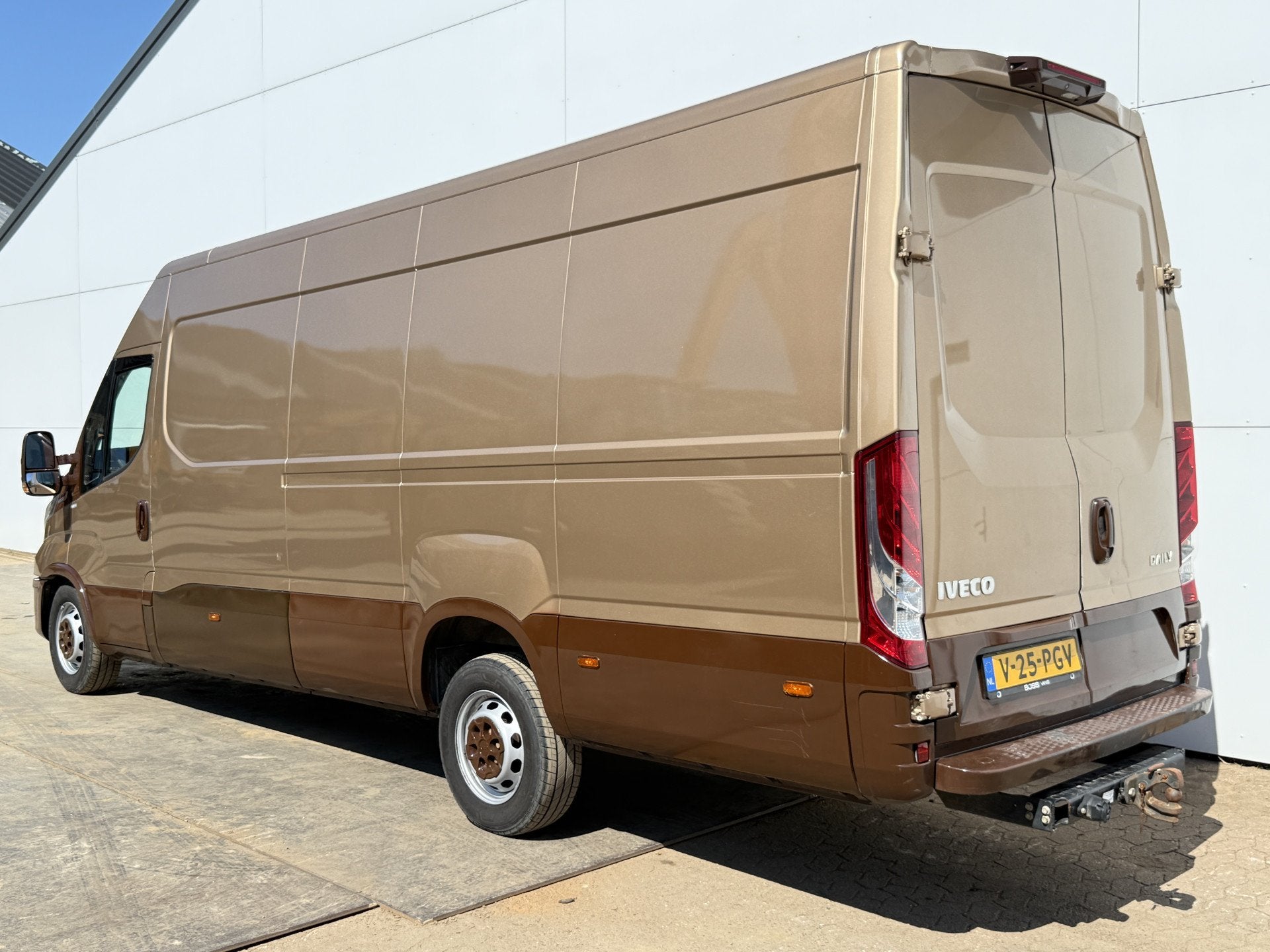 Iveco Daily 35S18 3.0 Automaat L4H3 180PK Cruise control LED, Auto's, Automaat, Zwart, Iveco, 2329 kg