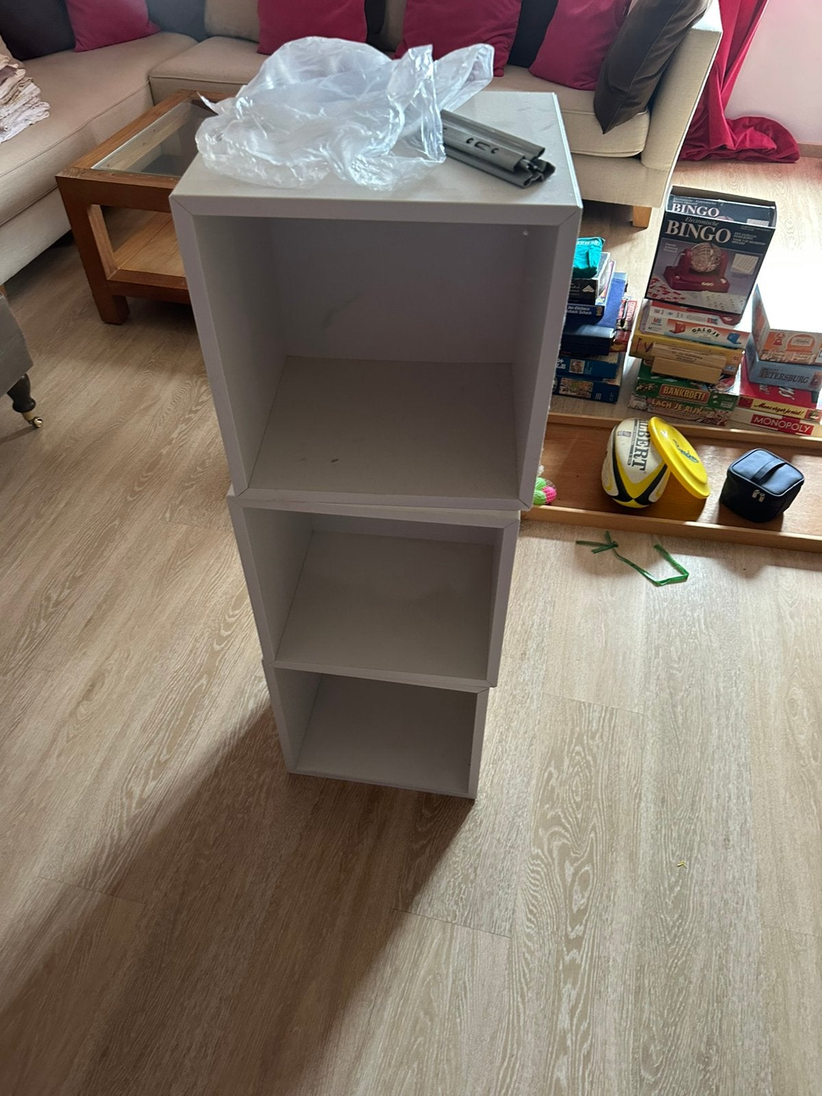 3 witte boxen met ophangsysteem, Ophalen, Zo goed als nieuw