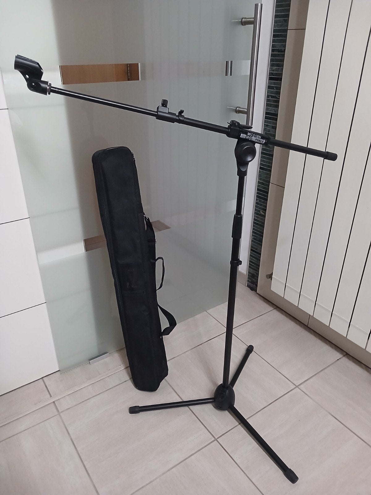 pied micro + sac de transport, Musique & Instruments, Enlèvement, Comme neuf, Pied, Micro