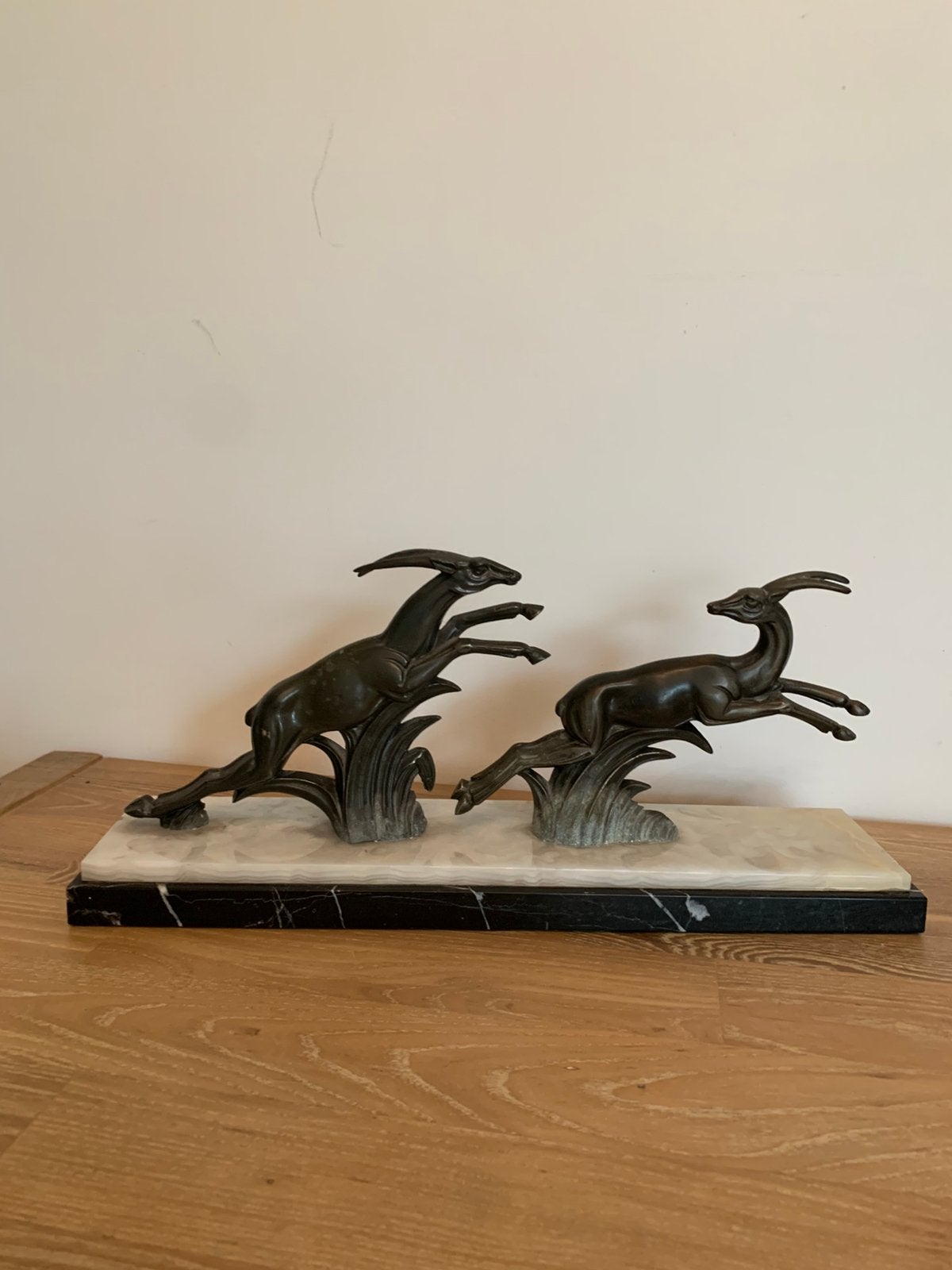 Art deco beeld - springende gazelles in brons op marmer, Ophalen of Verzenden, Brons