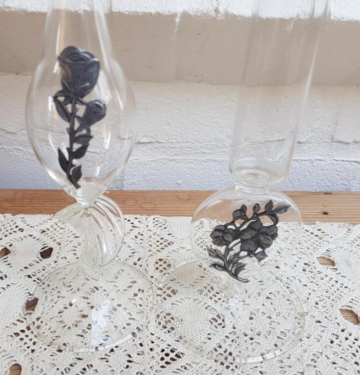 2 Franse hoge smalle glazen vazen met tinnen schildje, Ophalen of Verzenden