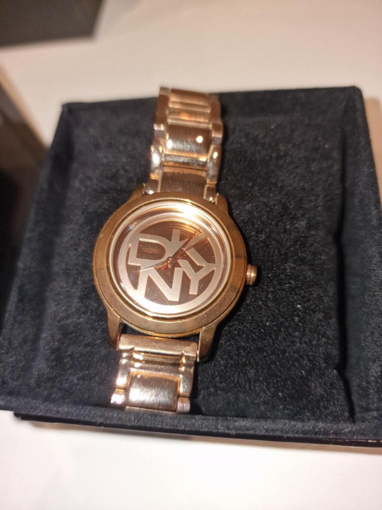 TE KOOP Dames uurwerk DKNY Gold edtition SOTPRIJS !!!!!!!!!!, Handtassen en Accessoires, Horloges | Dames, Ophalen, Zo goed als nieuw