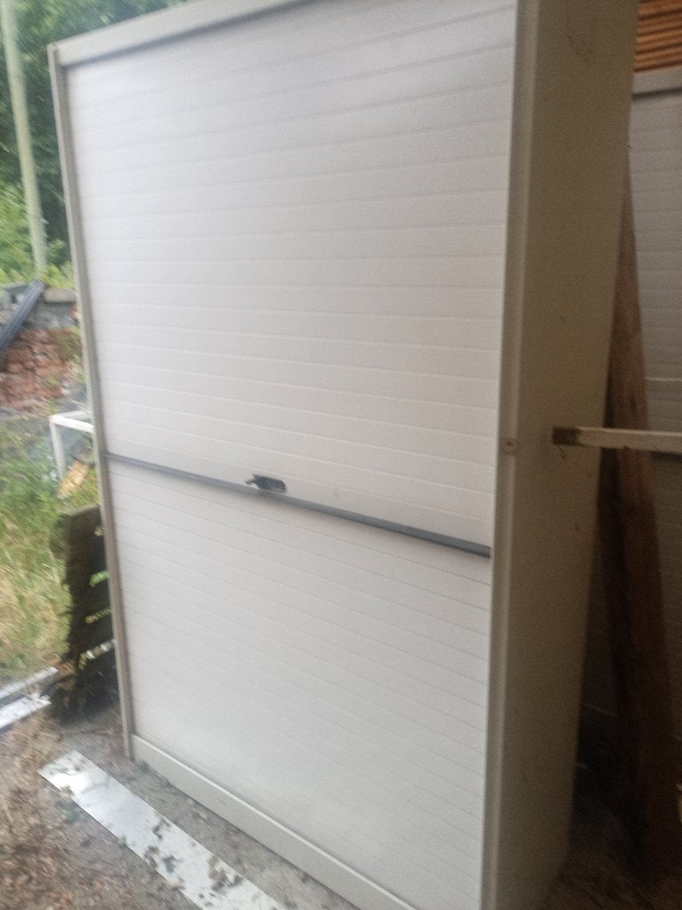 metalen roldeurkast met pvc rolluik van bulo, Ophalen, Gebruikt, 100 tot 150 cm, Metaal creme kleur en zwarte liggers