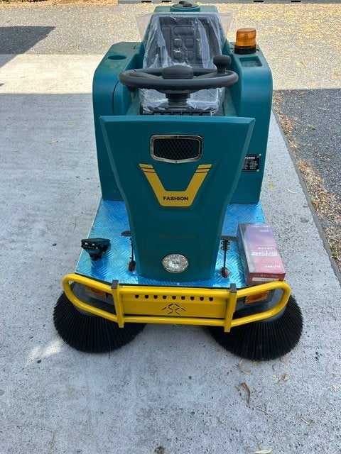 Nieuwe professionele veegmachine type LI1300, met garantie, Tuin en Terras, Veegmachines, Ophalen, Nieuw, Filip.keiser@telenet.be