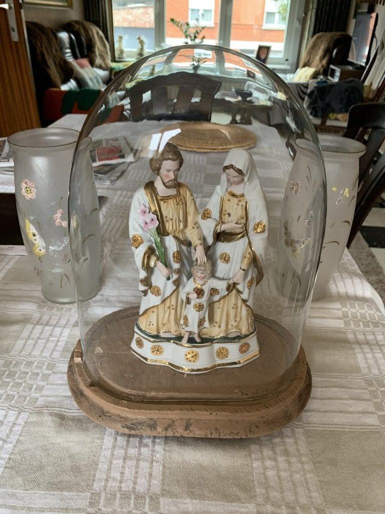 Heilige Familie onder stolp + 2 frosted glass vazen, Ophalen