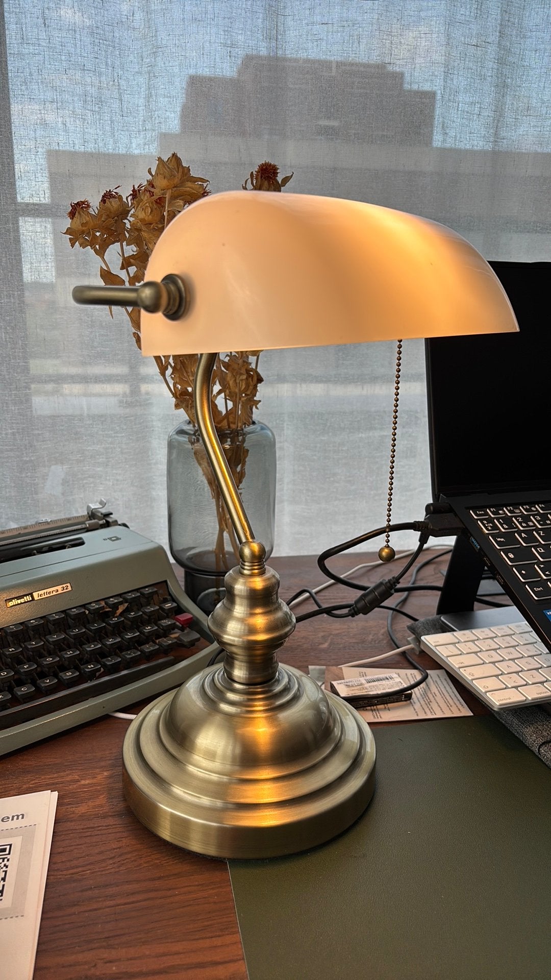 Lamp voor bankiers/notarissen - messing en wit glas, Ophalen, Wit, Bankierslamp, Design
