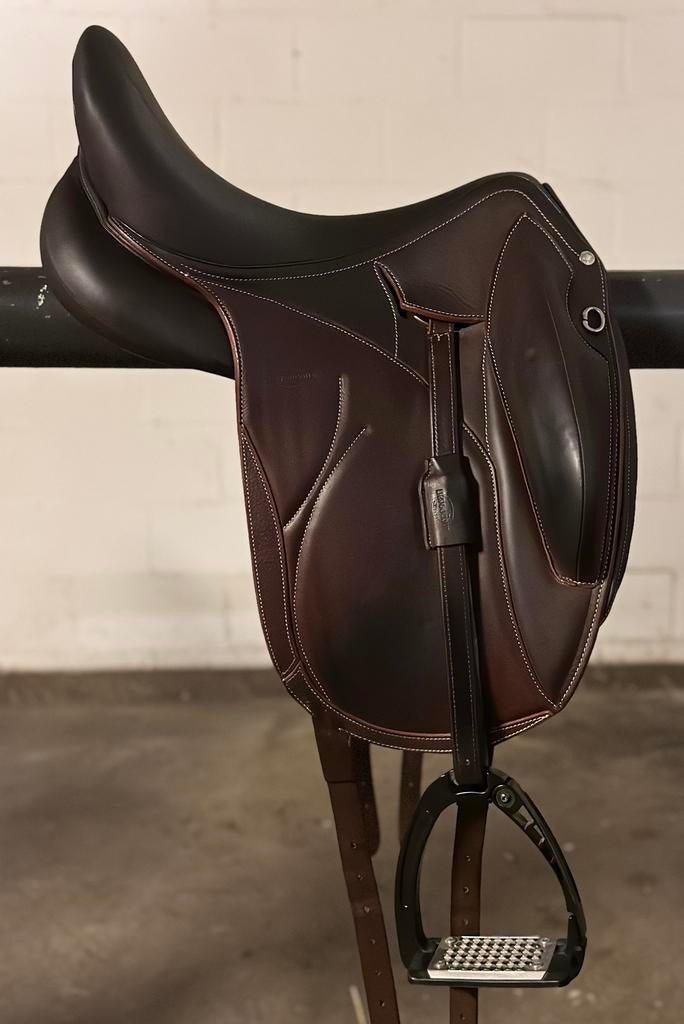 Selle de dressage Devoucoux Makila Lab 17,5, Dieren en Toebehoren, Ophalen, Zo goed als nieuw, Dressuur