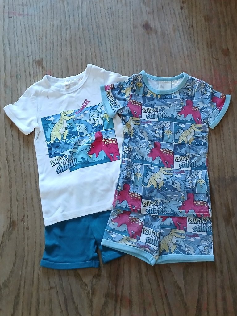 Set van 2 H&M Korte Pyjama's Dino vs Shark (Maat 98/104), Nacht- of Onderkleding, Gebruikt, H&M, Ophalen of Verzenden