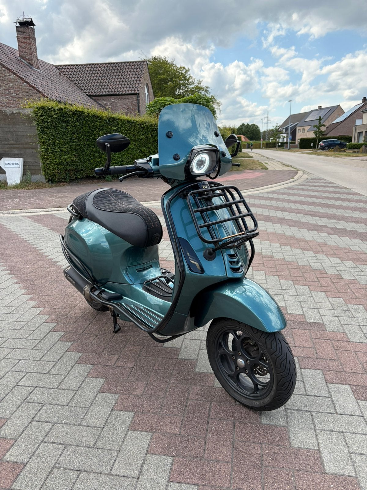 Bomvolle vespa sprint B klasse, Ophalen, Zo goed als nieuw