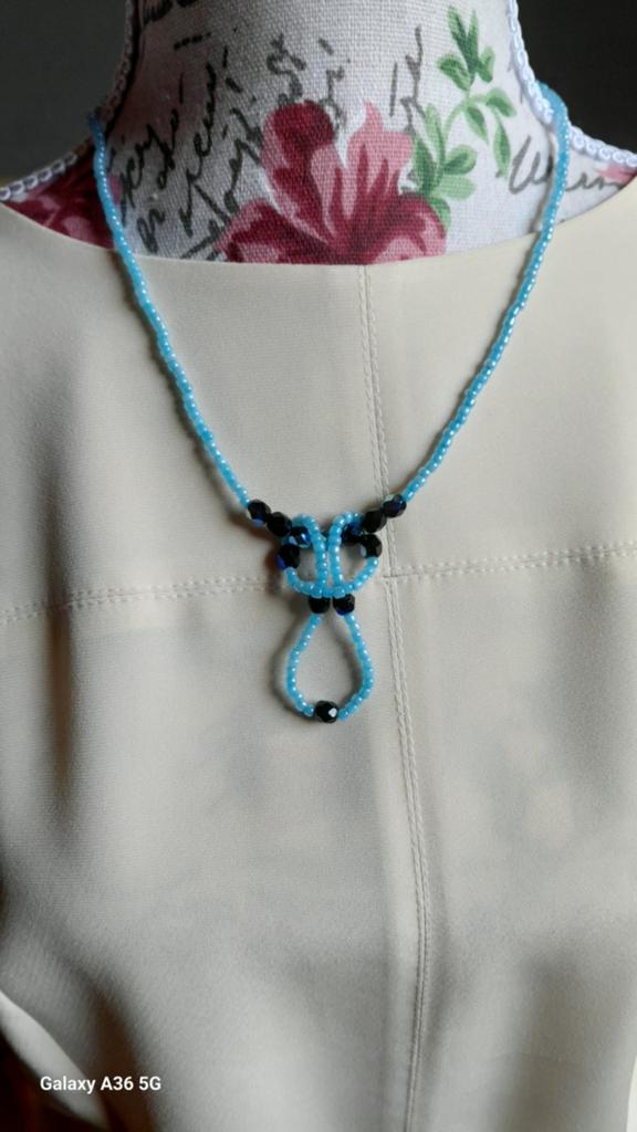 Collier unique fait main dans les tons de bleu L50cm+8cm, Bijoux, Sacs & Beauté, Colliers, Neuf, Enlèvement, Bleu, Autres matériaux