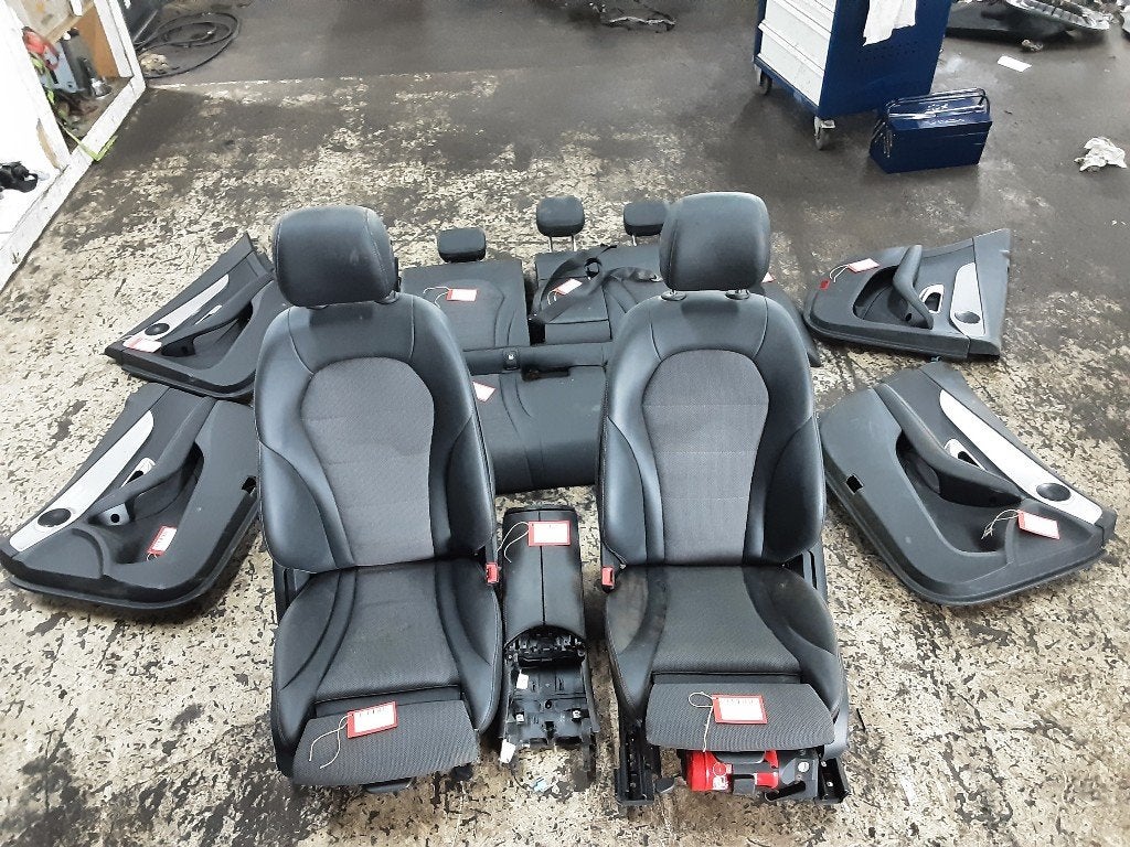 INTERIEUR Mercedes-Benz C (W205) (01-2013/06-2021), Gebruikt, Mercedes-Benz, Mevr. I. Hauben, Rue de l'Espoir 34 34
4030  GRIVEGNÉE, BE