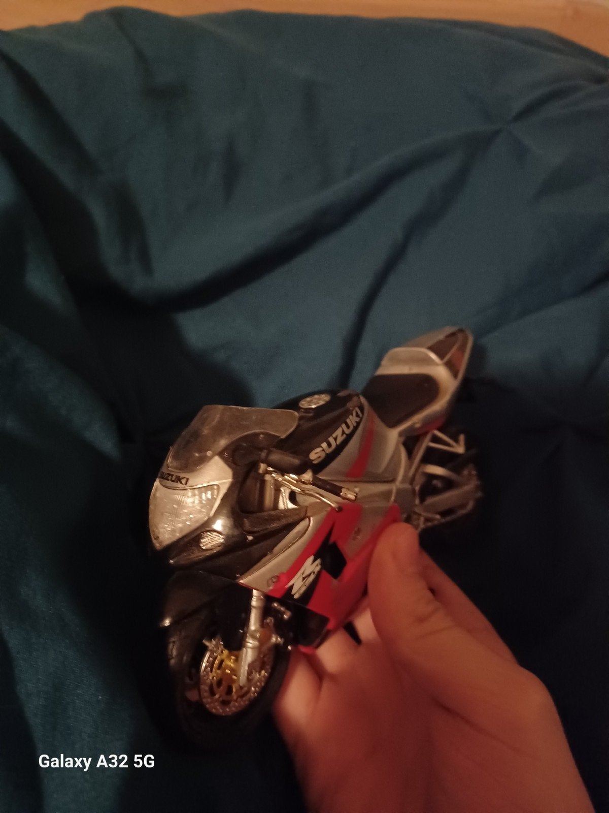 Suzuki schaalmodel 1:10 moet weg!!!!, Hobby en Vrije tijd, Ophalen, Nieuw, Motor, Welly