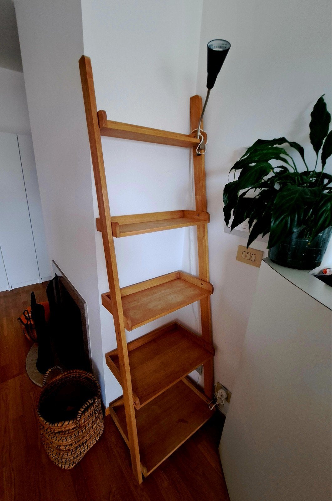 Étagère design bois massif