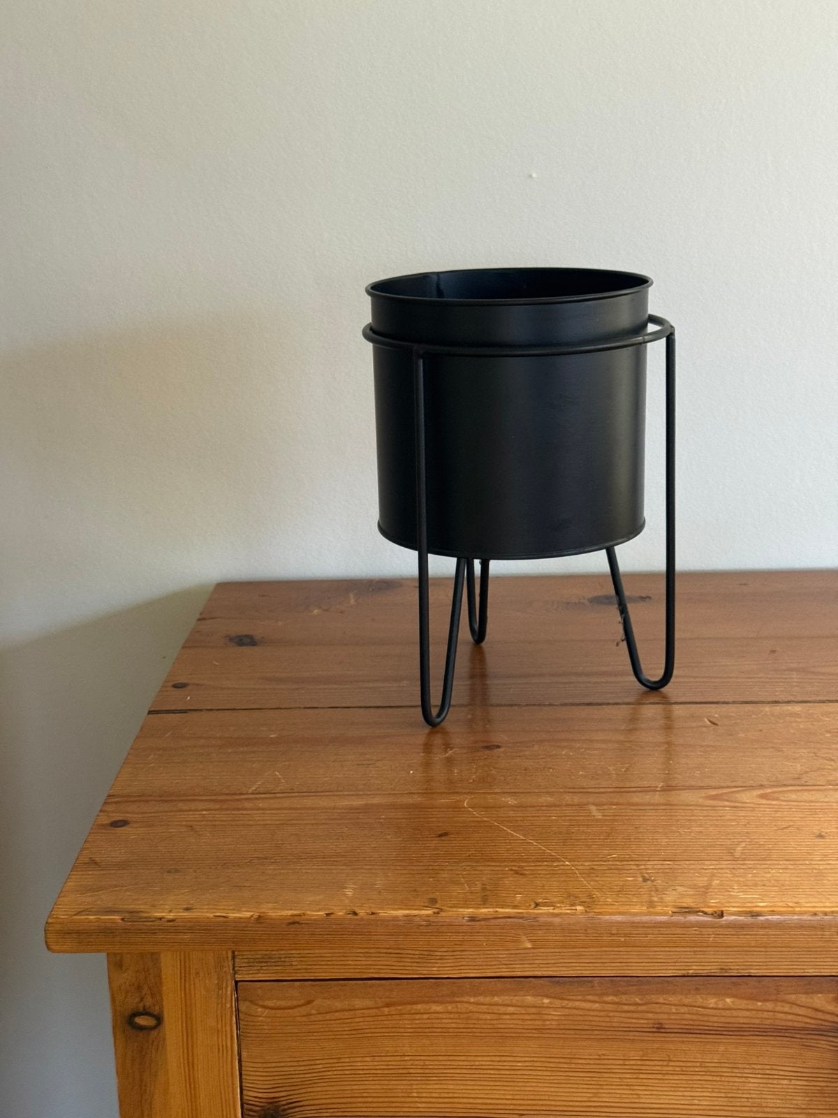 Zwarte metalen bloempot op standaard, Tuin en Terras, Ophalen of Verzenden, Zo goed als nieuw, Metaal