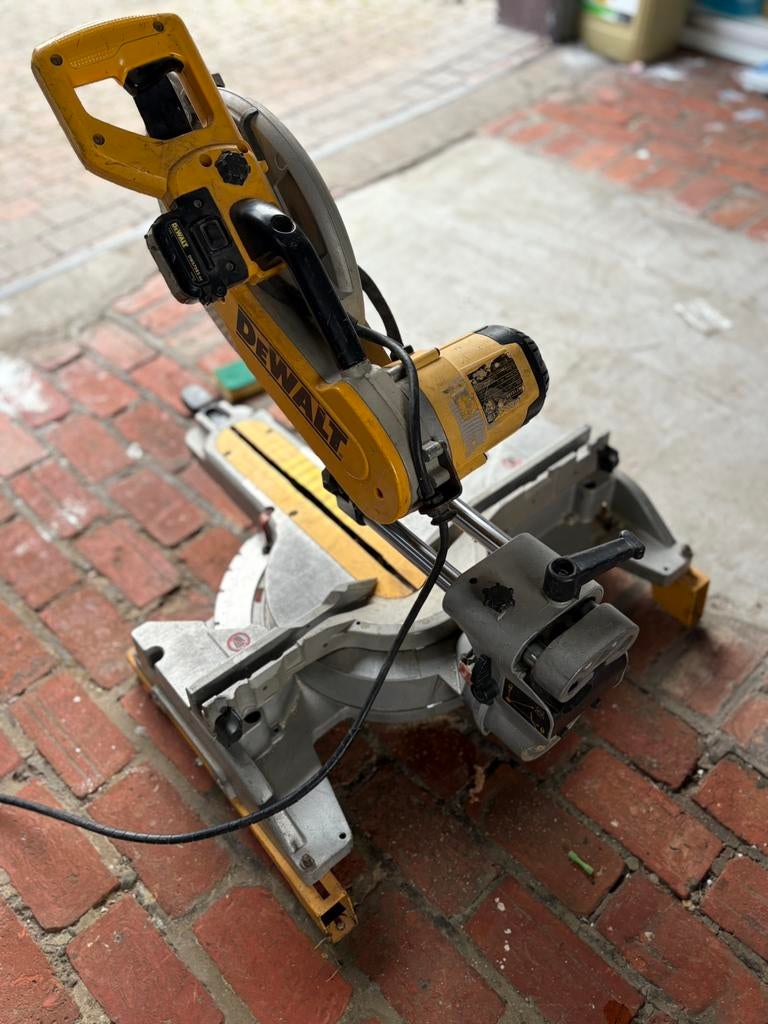 Dewalt afkortzaag, Enlèvement, Scie à onglet