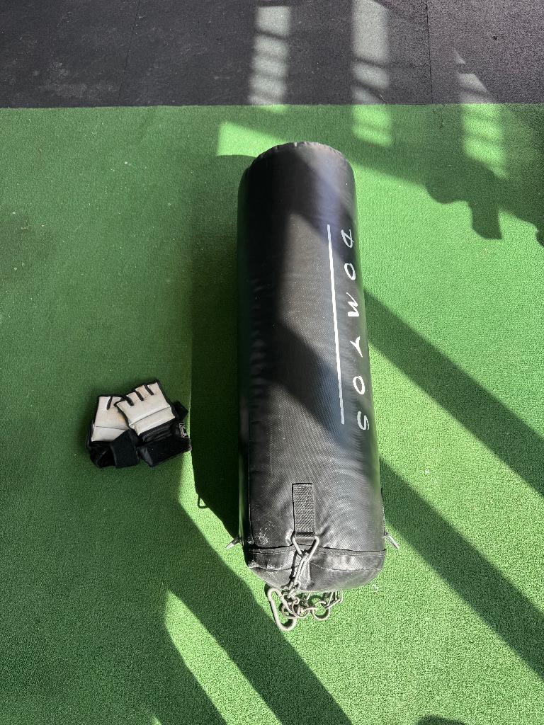 Domyos Boxing Bag + ophangrek + gloves, Ophalen, Gebruikt, Bokszak