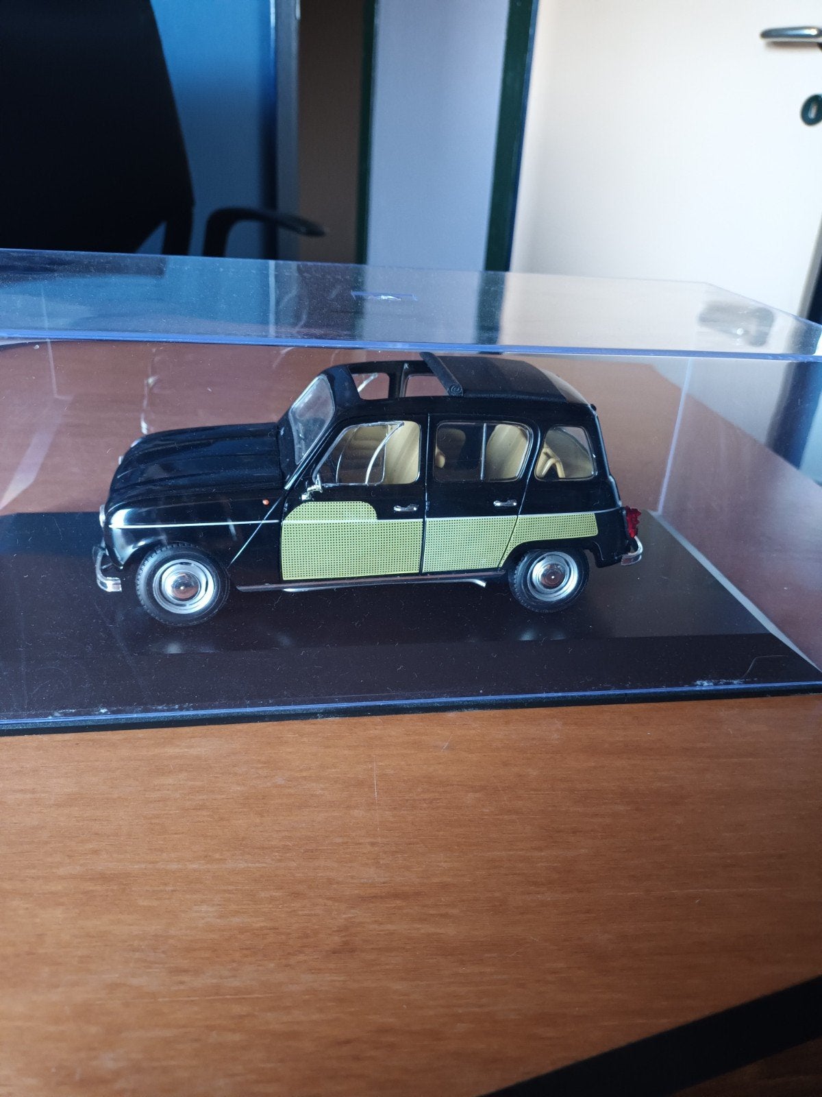 renault r 4 parisienne, schaal 1.18., Ophalen of Verzenden