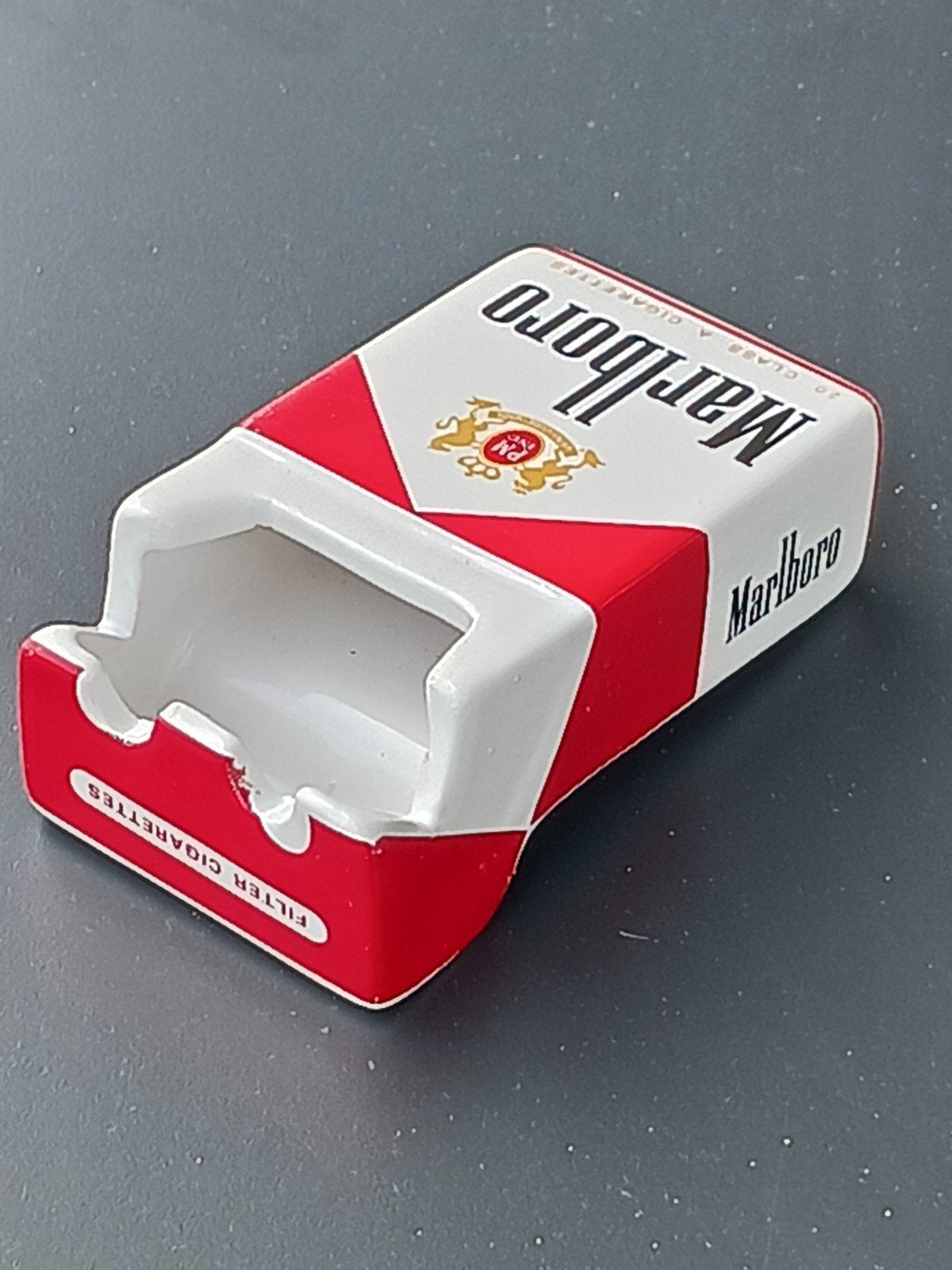 Cendrier en forme d'un paquet de « Marlboro », Collections, Articles de fumeurs, Briquets & Boîtes d'allumettes, Enlèvement ou Envoi