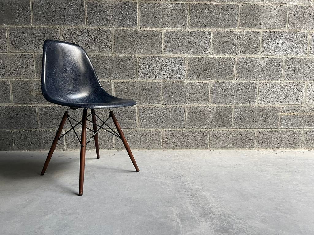 Eames Vitra Herman Miller Fiberglass Navy Blue, Maison & Meubles, Chaises, Utilisé, Enlèvement ou Envoi