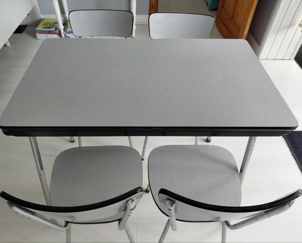 Table + 4 chaises en formica, Enlèvement