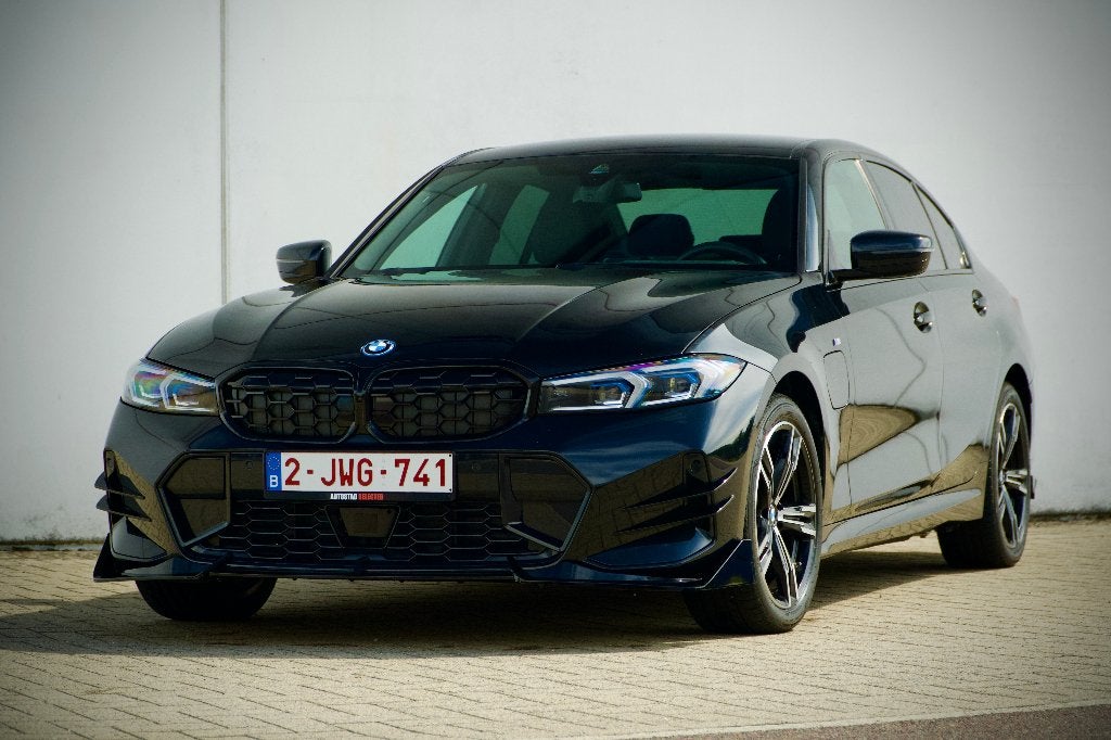 BMW 330e M pakket 2025, Auto's, Automaat, Achterwielaandrijving, 4 cilinders, Zwart