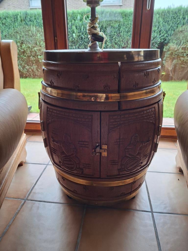 Houten ton: bar in eikenhout met handgesneden sculpturen, Ophalen