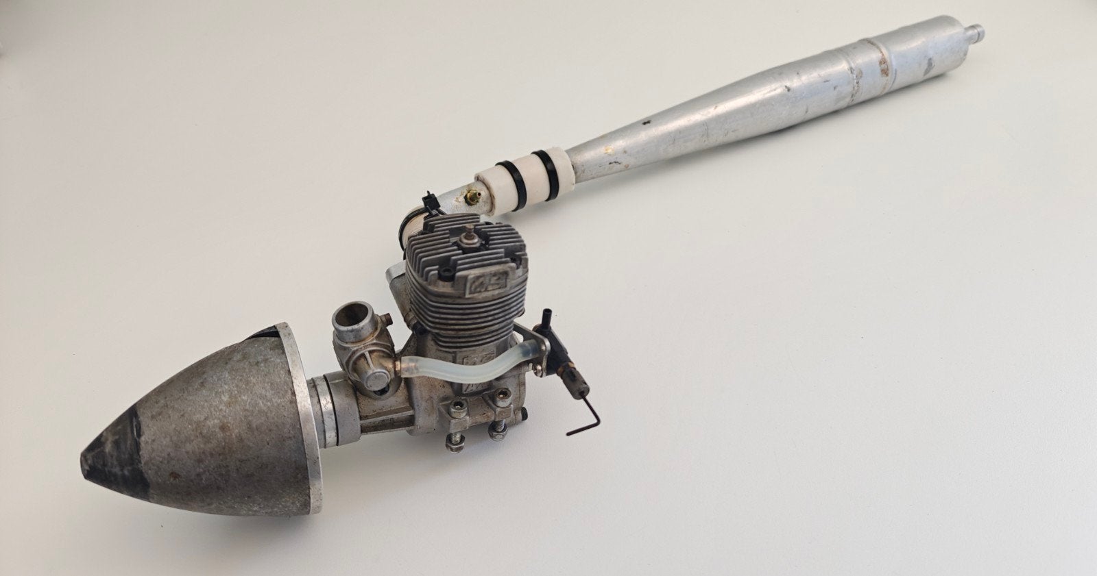 O.S. AX motor + uitlaat voor RC vliegtuig, Hobby en Vrije tijd, Modelbouw | Radiografisch | Vliegtuigen, Ophalen
