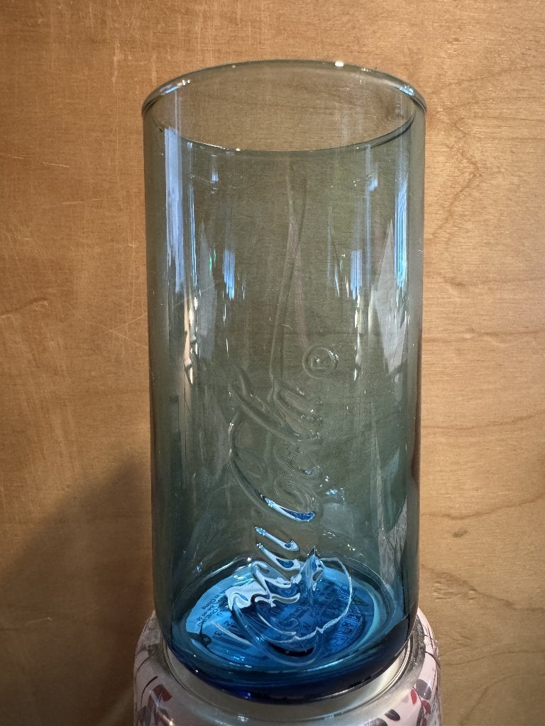 Blauw Coca-Cola verzamelglas – reliëf logo – vintage, Verzamelen, Glas en Drinkglazen, Ophalen of Verzenden, Gebruikt, Frisdrankglas