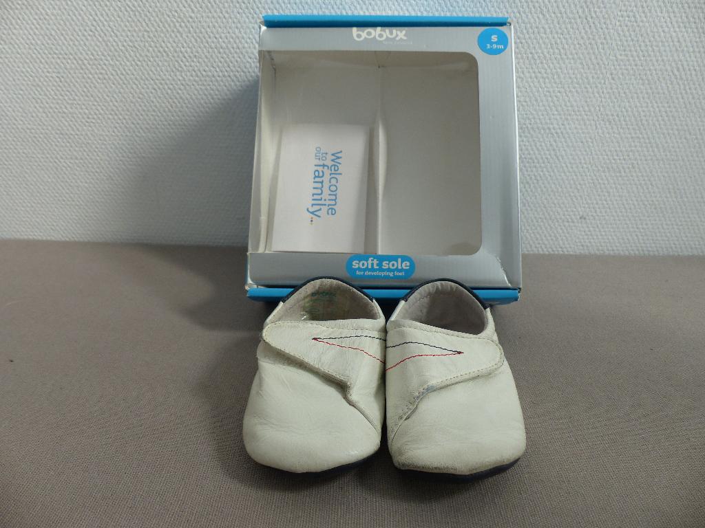 Bobux witte slofjes - maat 16, Kinderen en Baby's, Babykleding | Schoentjes en Sokjes, Gebruikt, Jongetje of Meisje, Slofjes, Ophalen of Verzenden