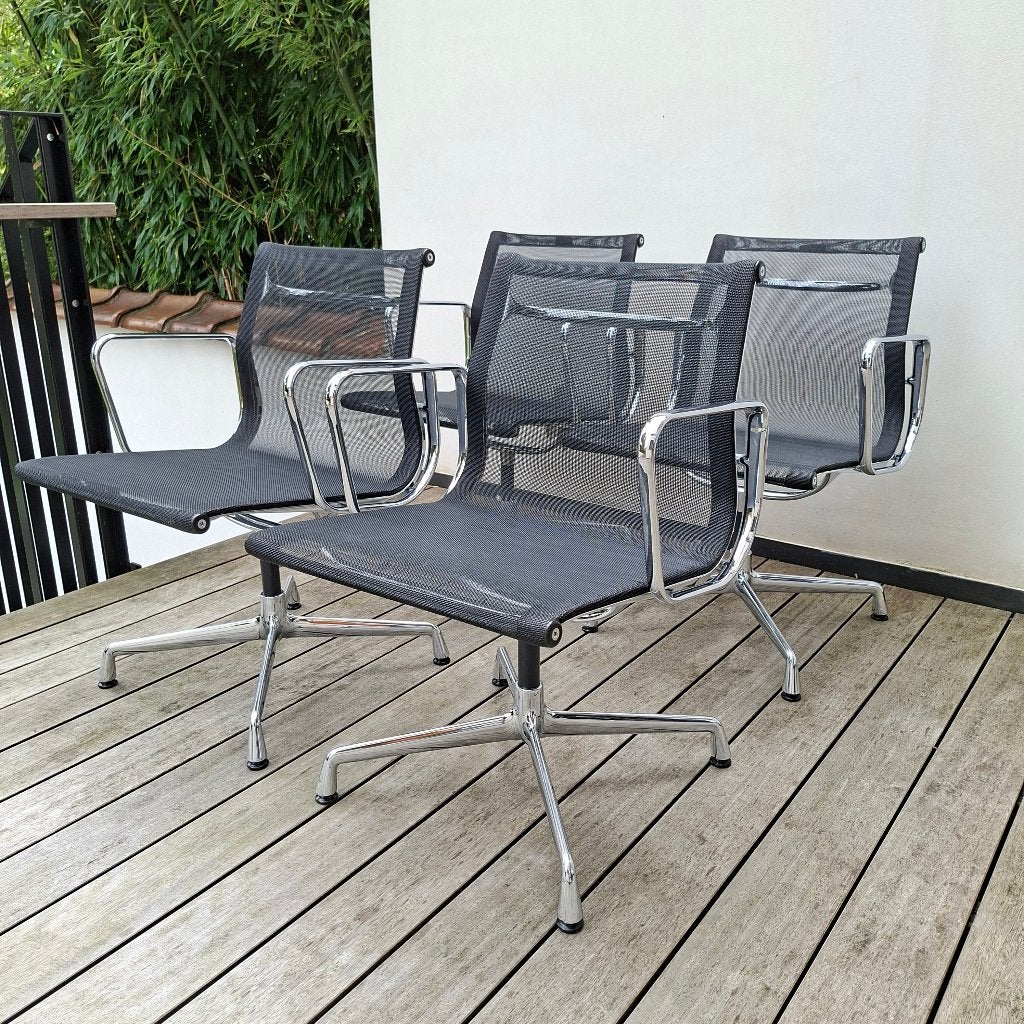 4 fauteuils EA108 de Charles & Ray Eames pour Vitra, Enlèvement, Utilisé