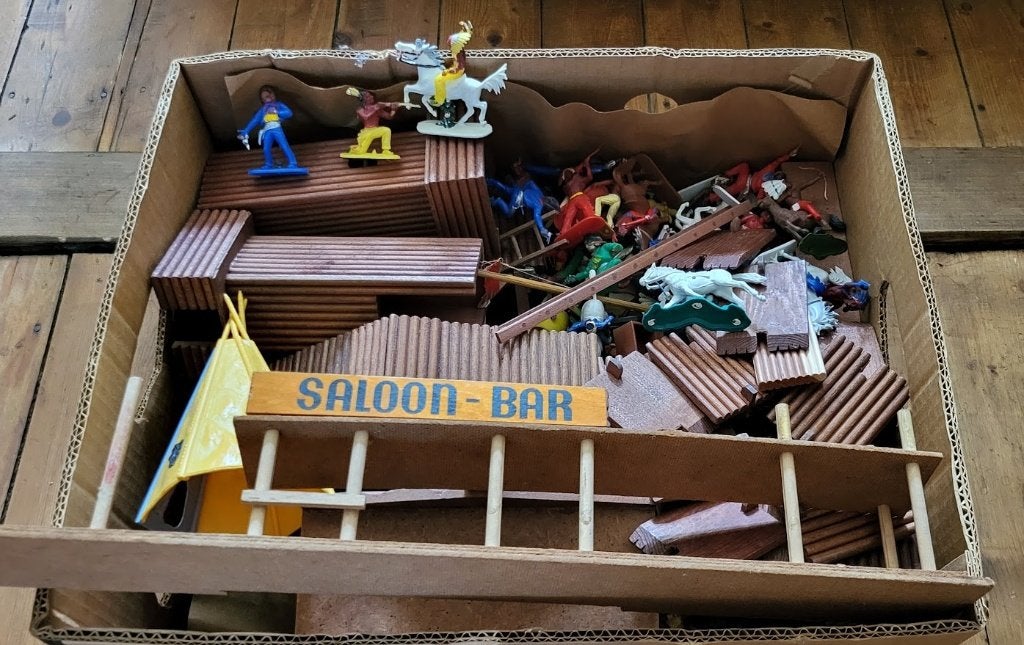 Vintage speelgoed Cowboy Saloon Camp Native Americans, Hobby en Vrije tijd, Modelbouw | Overige, Ophalen, Gebruikt, 1:50 tot 1:144