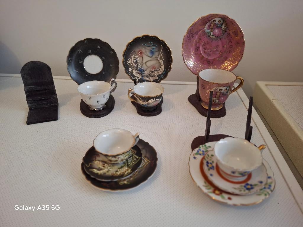 antieke porseleinen kopjes met kleine houten standaard, Antiek en Kunst, Ophalen of Verzenden