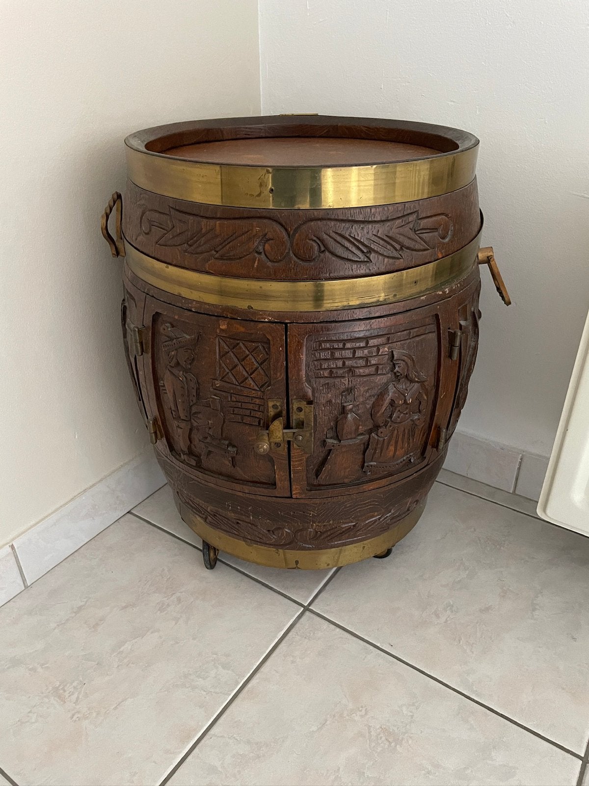 Vintage barkast op wieltjes, Ophalen