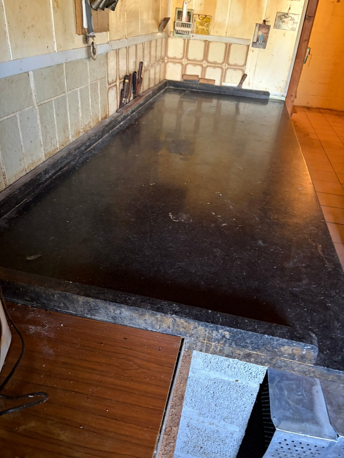 Table de travail en marbre, Enlèvement