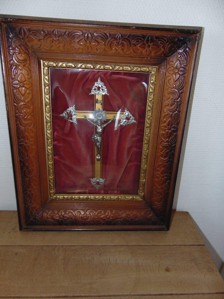 Kruisbeeld achter bol glas 45 x 36 cm, Antiek en Kunst, Ophalen of Verzenden